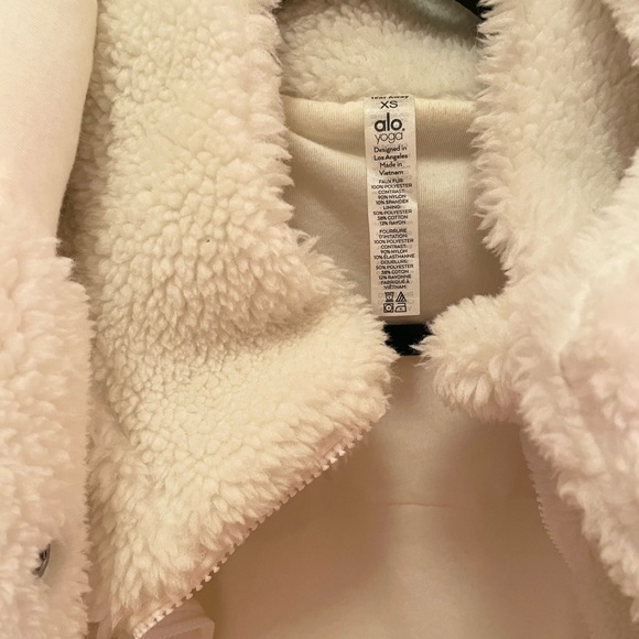 Alo Yoga Foxy Sherpa Jacket in Ivory - Picture 5 of 6